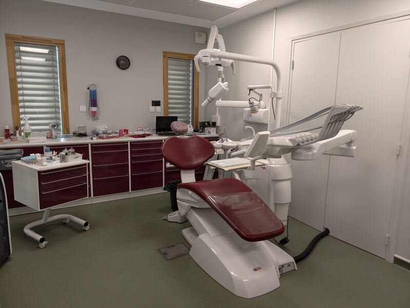 La salle de soins et son fauteuil dentaire